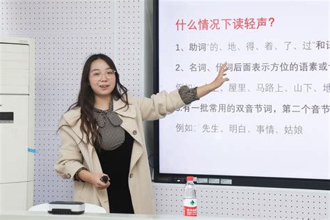 黄斌教授为汉语言文学专业师范生讲授书法训练课-济南大学文学院