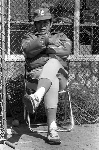 いすに腰掛けて練習を見守る中日・近藤貞雄…：プロ野球 キャンプ今昔 写真特集：時事ドットコム
