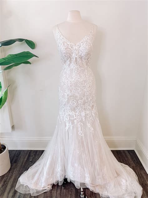 Pin by Vocelles | The Bridal Shoppe on Sample Sale 2020 | Size 24 wedding dress, Wedding dresses ...