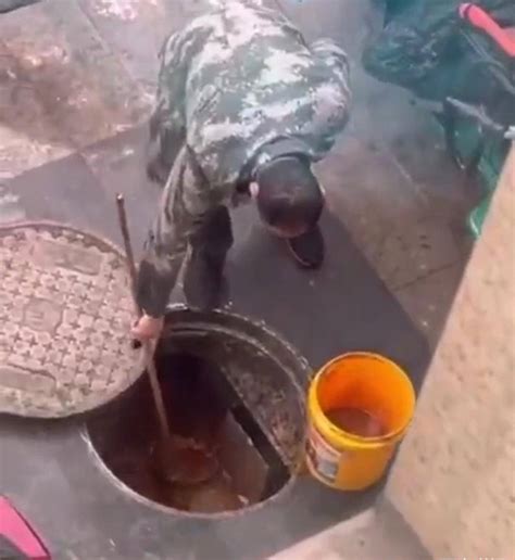 眉山男子在下水道掏地沟油被举报，警方：收了300斤用于造生物柴油_网友_视频_垃圾