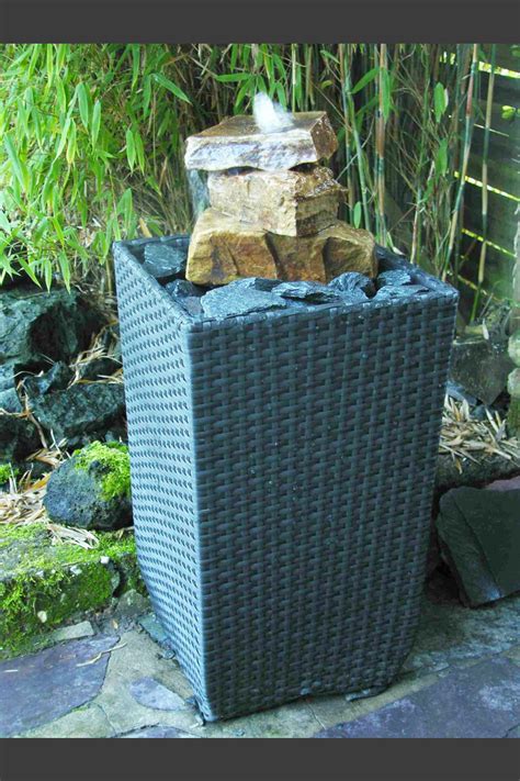 Terassenbrunnen Kaskade beiger Sandstein im Flechtkorb ...