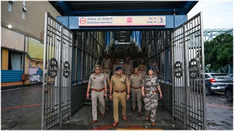 CISF और यूपी पुलिस मुस्तैद, ओखला मेट्रो स्टेशन पर की गई चेकिंग, 15 ...
