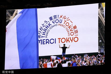 高清图：奥运闭幕式 现场播放“巴黎八分钟”视频-搜狐大视野-搜狐新闻