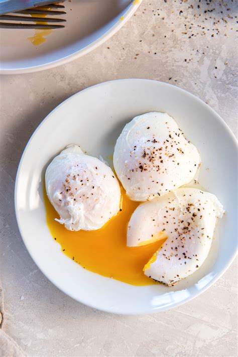 Perfect Poached Eggs {How to Poach an Egg} - Kristine's Kitchen