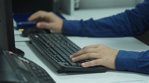 Offiice Hands Computer 的图像结果