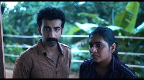 Poacher Review: जंगल, जानवर और जज्बात... डॉक्युमेंट्री जैसी लगती है ...