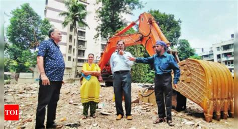 With nowhere to go, residents stay put in unsafe buildings | Mumbai ...
