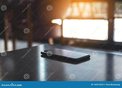 Mobile Phone On Table 的图像结果