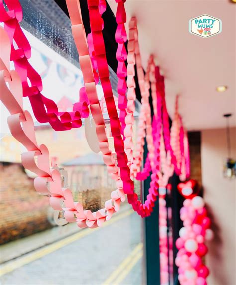 Paper chain display | Diy valentines decorations, Diy valentine's day ...