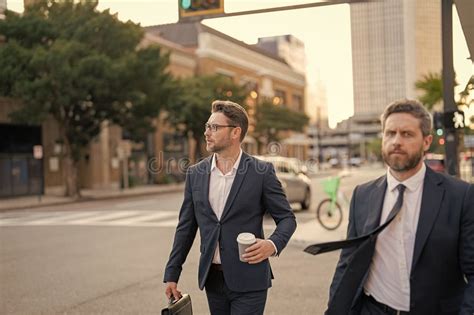 Business Men Walking in Line 的图像结果