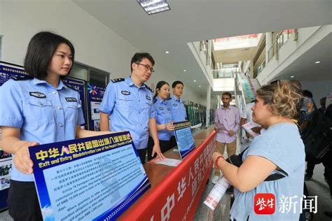 镇江移民管理警察，走进江苏大学为留学生专题普法_腾讯新闻