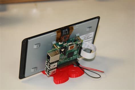 Raspberry Pi : un écran tactile officiel de 7" (800 x 480 pixels) à 60 ...