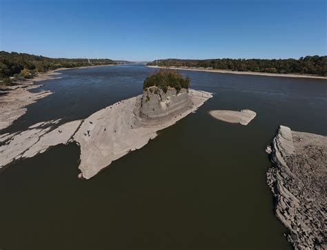 Low River Stages along the Lower Ohio and Mississippi Rivers