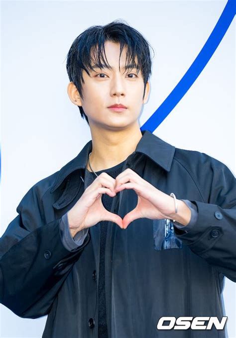 [사진]B1A4 공찬,'잘생김 뽐내며 하트' - 조선비즈