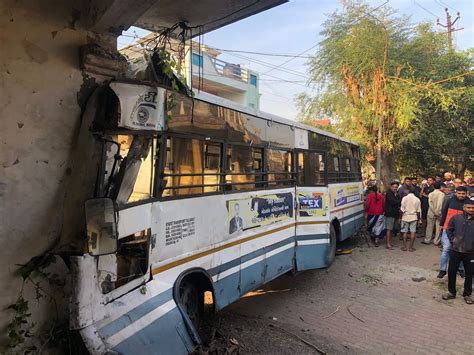 ST bus accident in Ganadevi's Vasan | ગણદેવીના વાસણમાં ST બસનો અકસ્માત ...