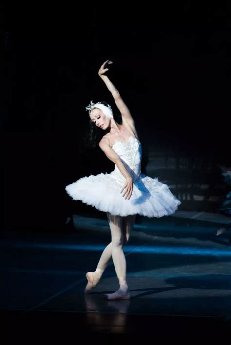 芭蕾舞演员在舞台上的动作芭蕾舞演员曹驰2022已更新今日推荐
