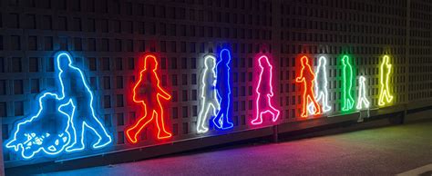 Digital art, wide angle, ambient haze street performer, neon signs, evening crowd, moody vibes 的图像结果