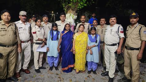 Rewa Lost Girls: घर से लापता हुई छात्राएं लौंटी अपनी मां के पास, इस वजह ...