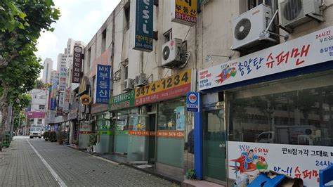 Local Street Shops 的图像结果