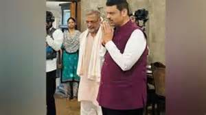 Maharashtra CM Devendra Fadnavis Visits Nana Patekar’s Home For Ganesh ...