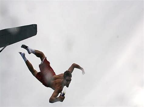 प्लेन से सिर्फ लाल बॉक्सर में शख्स ने लगाई छलांग, नहीं पहना पैराशूट ...