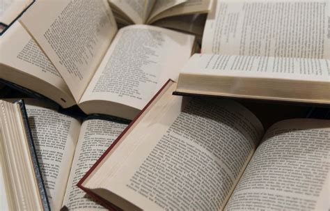 [100+] Aesthetic Book Pictures | Wallpapers.com