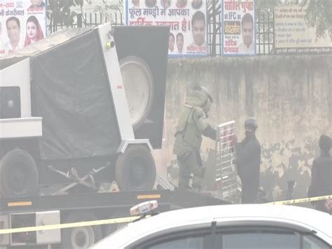 Delhi Police rush bomb disposal squad to Gazipur flower market