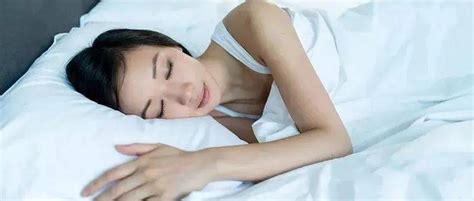 睡觉打呼噜、说梦话、磨牙、还容易醒？肝脏和肺部可能出问题了！_侧卧位