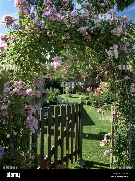 Garden gate arch hi-res stock photography and images - Alamy