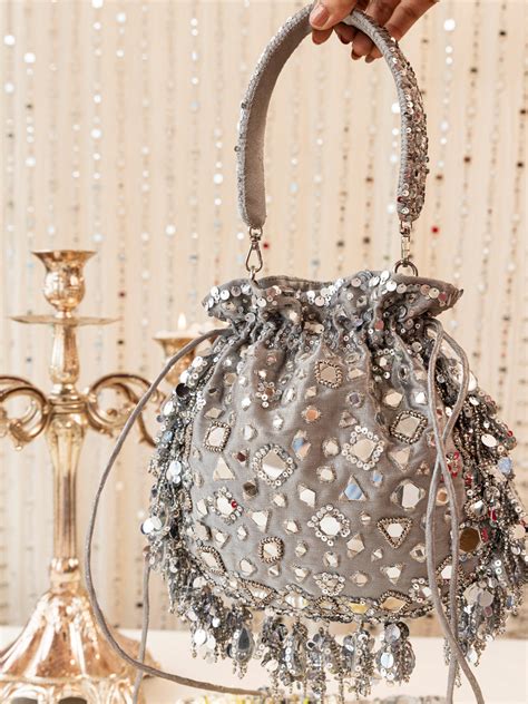 Explore Leather Juttis | Traditional Ethnic Juttis for Women & Men