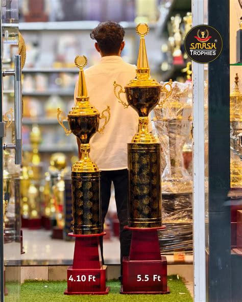 Metal trophies MODI 4 L M 5.5 ft black – SMASH TROPHIES
