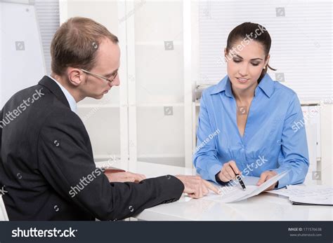 Two Business People Talking 的图像结果