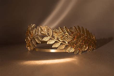 Pin by Danfeng Yang on sketchbook - character props | Laurel wreath ...