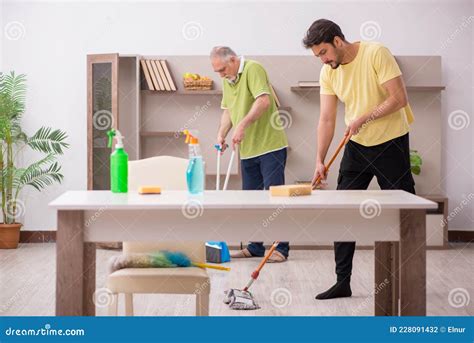 两个男承包商在打扫房子 库存照片. 图片 包括有 拖把, 平底锅, 清洁, 佣人, 楼层, 尘土, 擦亮 - 228091432
