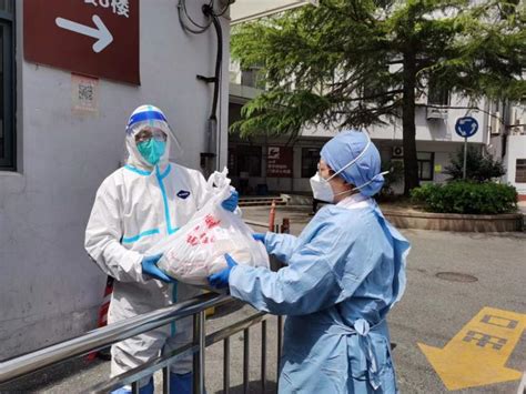 上海：社区志愿者为居民代配药