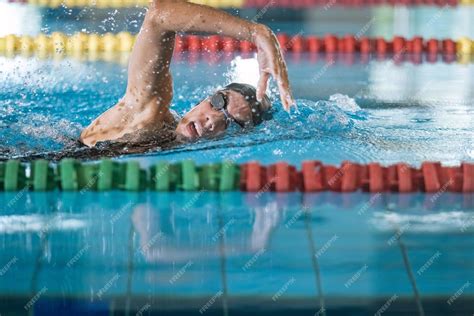 Professional female swimmer swimming the front crawl stroke freestyle ...