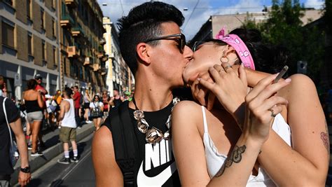 アリアナ・グランデやエリオット・ペイジなど有名セレブがLGBTQ+に対するネットいじめ撲滅に署名｜ハーパーズ バザー（Harper's BAZAAR）公式