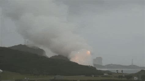Video: Japanese rocket Epsilon S explodes during key engine test ...