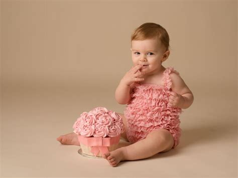 नवजात बच्चों पर थूकते हैं लोग, माथे पर पोत देते हैं केक! ये 8 अजीबोगरीब ...