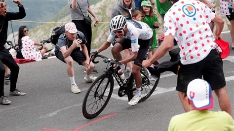 Nueva lección de compañerismo de Egan Bernal