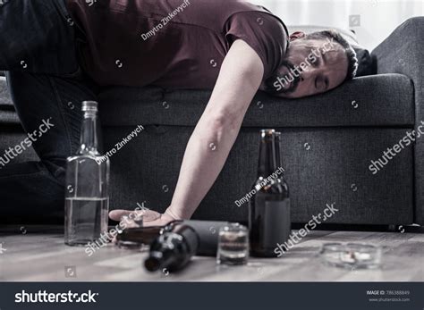 3,133件の「Drunk man on sofa」の画像、写真素材、ベクター画像 | Shutterstock