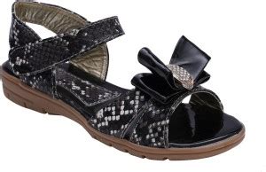 Stepee Girls Velcro Flats Price in India - Buy Stepee Girls Velcro ...