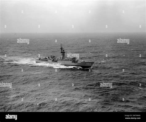 Aerial starboard bow view of the Knox class frigate USS REASONER (FF ...