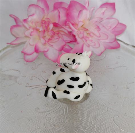 Fondant Cow Cake Topper Tutorial 的图像结果