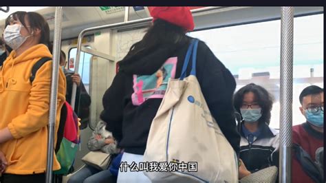 “女士优先车厢”内女子挨个嘲讽男乘客不让座 地铁方：自愿不强迫_凤凰网视频_凤凰网