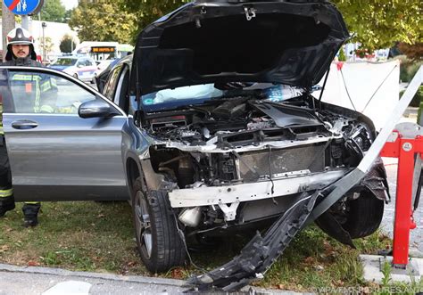 Auto fährt in Gastgarten: Acht Verletzte - UnserTirol24