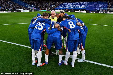 Bizarre moment referee is caught in the middle of Chelsea's pre-match ...