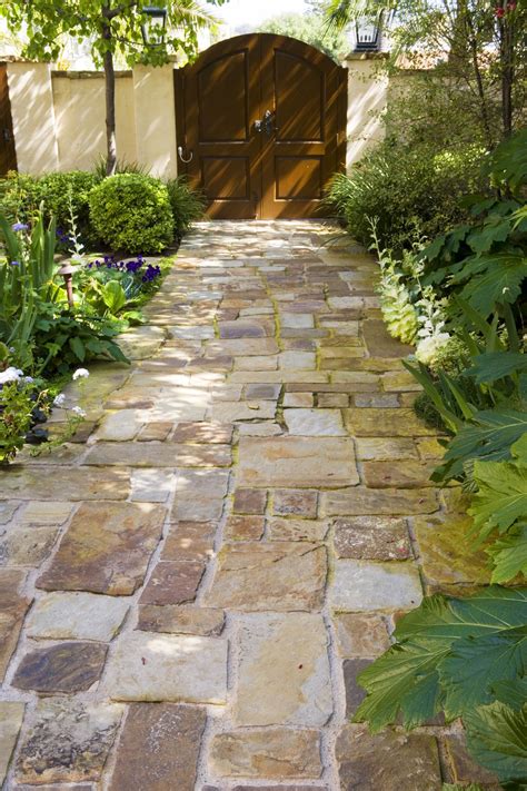 Front Door Flagstone Walkway / A flagstone walkway can introduce an ...