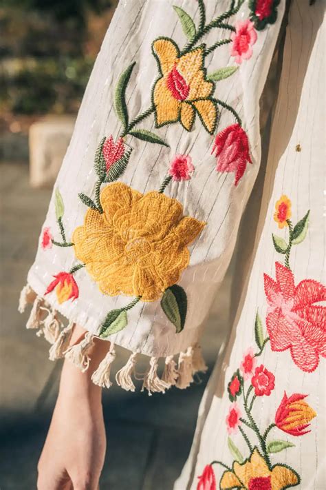 WOMEN'S OFF-WHITE FLORAL EMBROIDERED COORDINATED SET – fashiondwarclothing