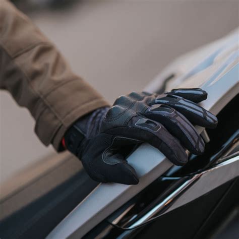 Women’s Riding Gloves Combining Style, Fit, and Safety.